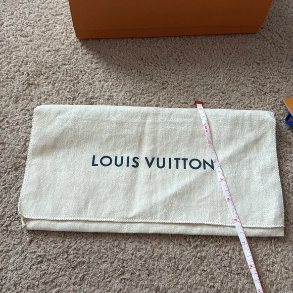 Louis Vuitton Orange Gift Box with Cream Pouch - Picture 7 of 15
